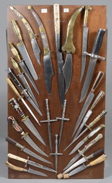 null Panoplie comprenant un ensemble de vingt-trois couteaux et dagues: dont quatre...