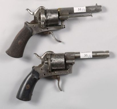 null Deux revolvers à broche, système Lefaucheux, calibre 8 mm, l'un gravé. (Un ...