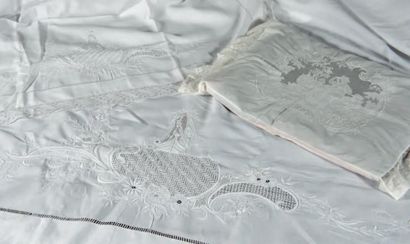 null Parure de lit en linon brodé, fin du XIXe siècle. Drap double et paire de couvre-oreillers...