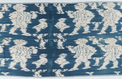 null Sarong en ikat de coton bleu indigo, Indonésie, XXe siècle. Coton teint en réserve...
