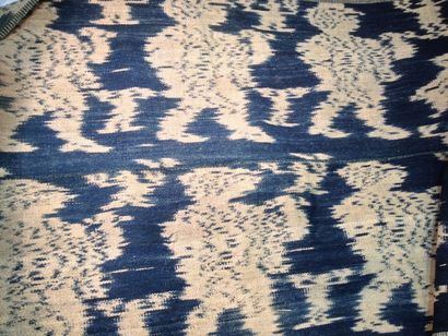 null Sarong en ikat de coton bleu indigo, Indonésie, XXe siècle. Coton teint en réserve...