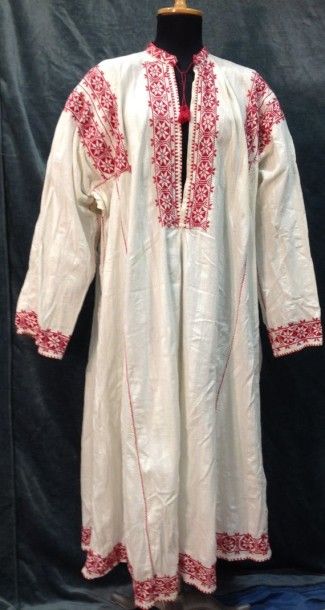 null Robe-chemise brodée, Balkans, Empire Ottoman, début XXe siècle. Coton filé main...