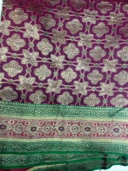 null Deux saris de mariage en brocart d'or de Bénarès, Inde, XXe siècle. L'un fond...