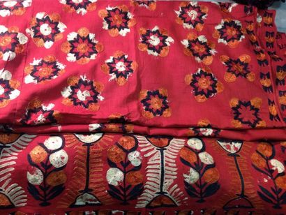 null Châle brodé, Pakistan, XXe siècle. Coton rouge et semis de fleurons en soie...