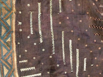 null Grand pagne féminin «Ntshak», Zaïre, XXe siècle. Long pagne en raphia brun foncé...