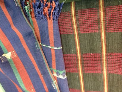 null Deux pagnes en coton, Nagaland, XXe siècle. Coton, teint et filé à la main,...