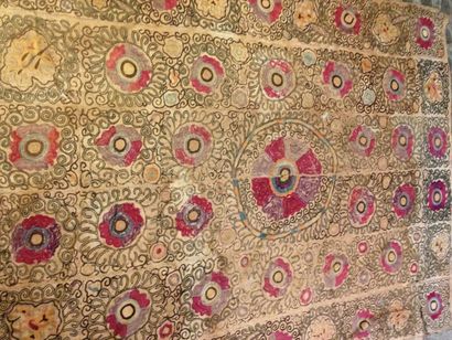 null Document d'un Suzani, Asie Centrale, XIXe siècle. Fleurs rouges brodées en soie...
