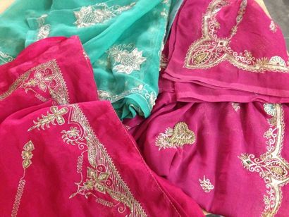 null Lot de trois saris brodés en Zari or et argent en relief, Inde, XXe siècle....