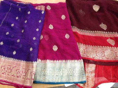 null Lot de trois saris, brocart et mousseline, Bénarès, fin du XXe siècle. Mousseline...