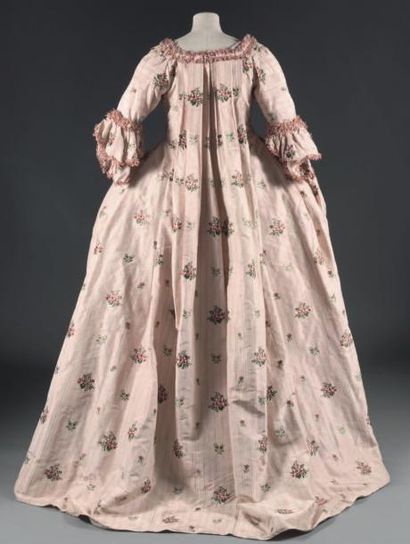 null Robe à la française pour jeune fille, vers 1770. Pékin broché rose pâle, fond...