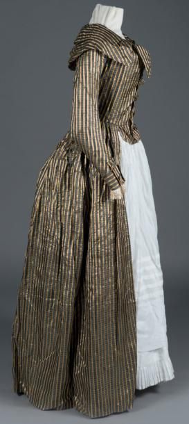 null Superbe robe redingote, vers 1787. Satin de coton et soie gris charbon à bandes...