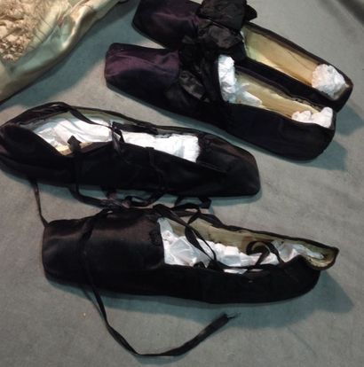 null Deux paires de souliers pour dame en satin, vers 1820-1830. Satin de soie noire...