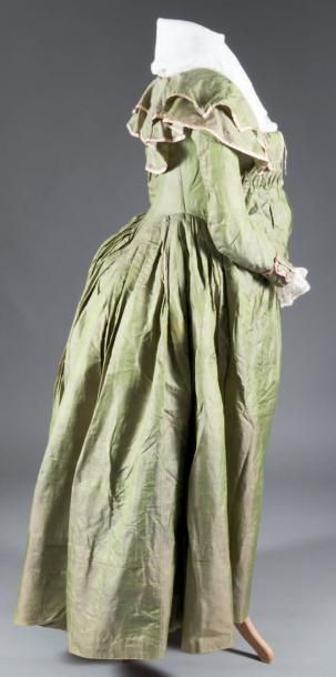 null Rare robe redingote modifiée pour accommoder la gros-sesse, vers 1790. Taffetas...