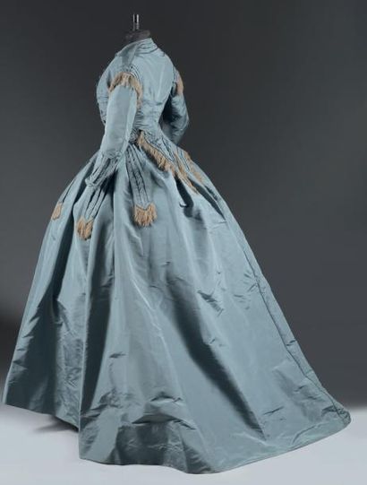 null Robe de ville en ottoman bleu pétrole, vers 1865. Corsage court à basques en...