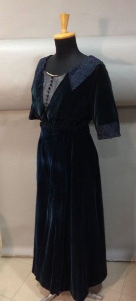 null Robe de jour en deux-parties, vers 1910. Velours de soie bleu canard. Corsage...