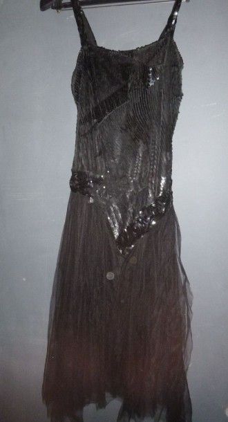 CHERUIT Robe du soir pailletée, vers 1920. Corsage à bre-telles, forme tube entièrement...