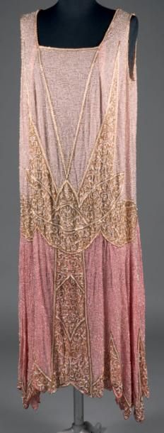 MOLYNEUX (attribué à) Rrobe perlée, vers 1926. Mousse-line de soie bi-colore rose...