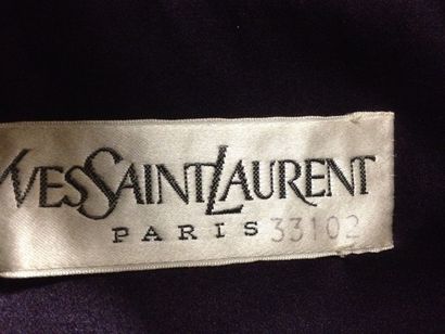 Yves Saint LAURENT Manteau du soir en velours, vers 1970. Velours de soie lie-de-vin,...