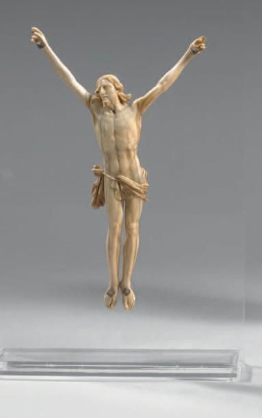 null Christ vivant en ivoire sculpté. XVIIIème siècle (gerces). H: 21,5 - L: 14 ...