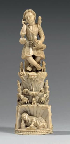 null Groupe en ivoire sculpté représentant un pâtre assoupi tenant ou entouré d'agnelets;...