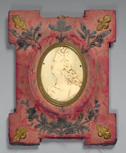 null Médaillon ovale en ivoire sculptée représentant le profil gauche de Louis XIV....