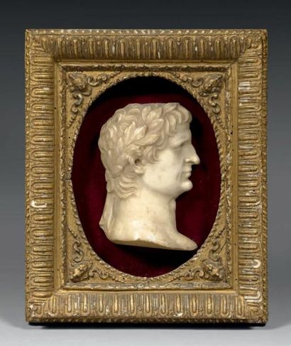 null Tête en marbre blanc de Carrare en haut-profil représentant un empereur romain;...