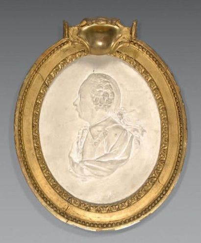 null Médaillon en plâtre représentant le profil tourné à gauche du duc de Choiseul....