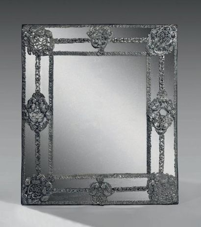 null Rare miroir (au mercure et biseauté) dans un triple encadrement à riche décor...