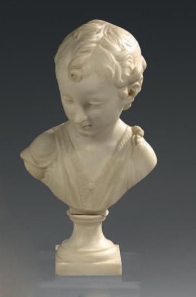 null Buste en marbre blanc de Carrare représentant un enfant la tête légèrement tournée...