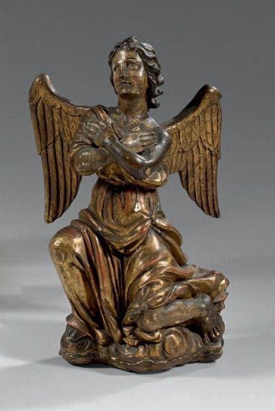 null Statuette en bois sculpté, doré et polychrome, représen­tant un ange agenouillé,...