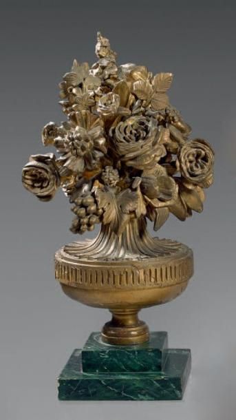 null Elément décoratif en bois sculpté et doré à décor d'un vase à canaux surmonté...