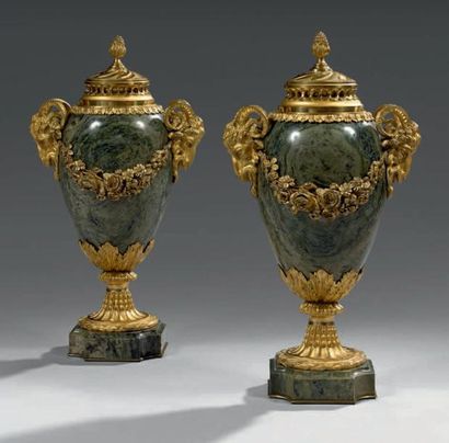 null Paire de vases couverts en bronze ciselé et doré et marbre vert; les couvercles...