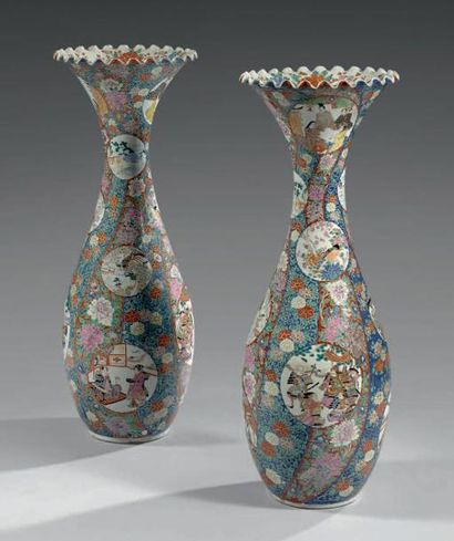 JAPON Paire de grands vases cornets en porcelaine décorés en polychromie dans la...