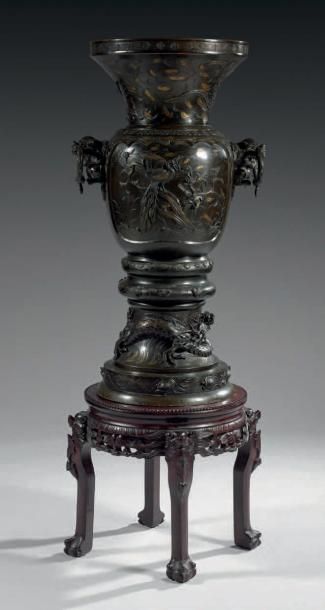 null Important vase en bronze ciselé, patiné et rehaussé d'or; le col à décor en...