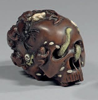 JAPON Netsuke en bois, représentant un crâne couvert à décor incrusté en ivoire,...