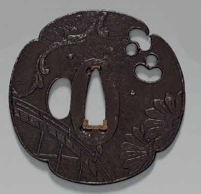 null TSUBA en fer ciselé en bas-relief d'un pont, fleurs et feuilles. KAMAKURA-BORI,...