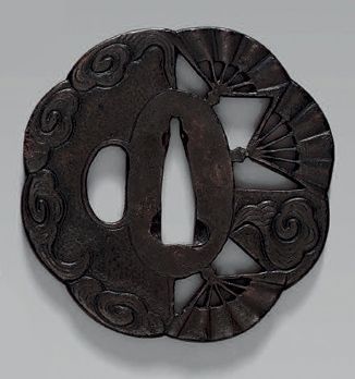 null TSUBA en fer ajouré à décor d'éventails. KINAI, XIXème siècle H: 7,3 cm