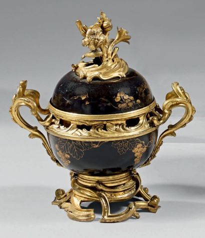null Vase pot-pourri formé de coupes en laque noir et or à décor de feuillages, graines...