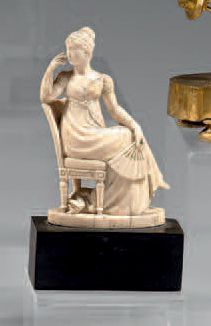 null Statuette en ivoire sculptée représentant une jeune femme, probablement l'impératrice...
