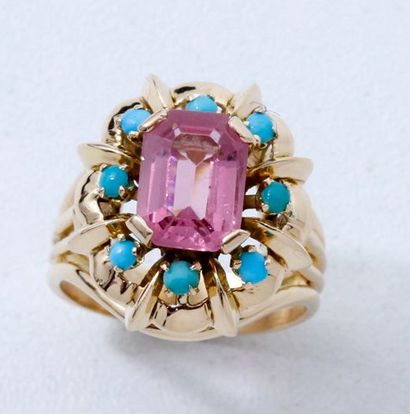 null Bague dôme or 18 K centrée d'une tourmaline taille émeraude en serti griffe...