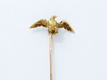 null Épingle de cravate en or 18 K, stylisant un aigle les ailes déployées finement...