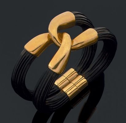 BOUCHERON Important bracelet composé de 2 joncs en poils d'éléphant reliés par un...