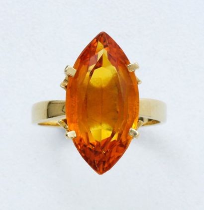 null Bague marquise en or 18 K ornée d'une pierre orange en serti griffe. Travail...