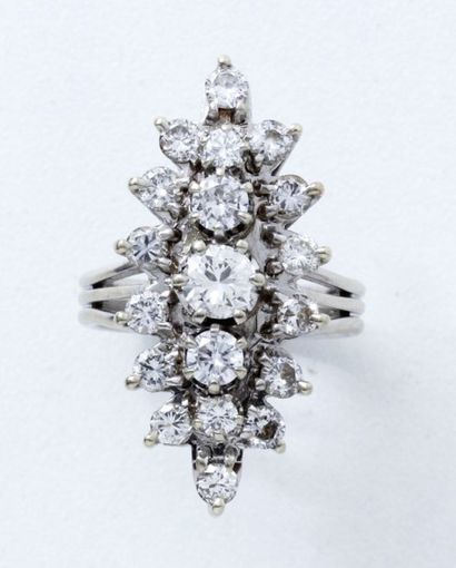 null Bague marquise en or gris 18 K, ornée d'un pavage de diamants brillantés en...