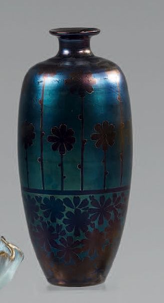 LOETZ Johann (1880 - 1940) Vase ovoïde allongé à col étranglé. Décor de fleurs irisé...