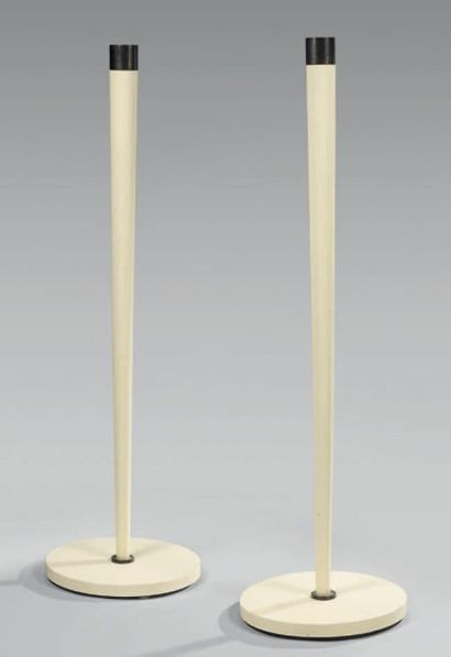 PERZEL (1898-1986) (attribué à) Paire de lampadaires en métal laqué blanc, fût conique...