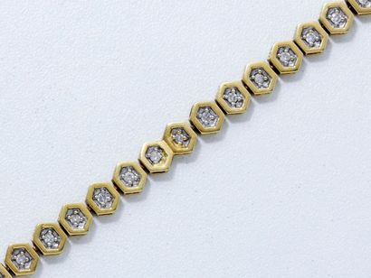null Bracelet articulé en or 18 K, composé d'une ligne de motifs hexagonaux ponctués...