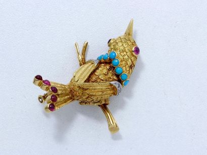 null Délicat clip de revers en or guilloché finement ciselé, représentant un oiseau...