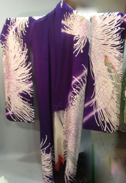 null Kimono Hori en soie peinte, Japon, XXe siècle. Soie violette avec oiseaux de...