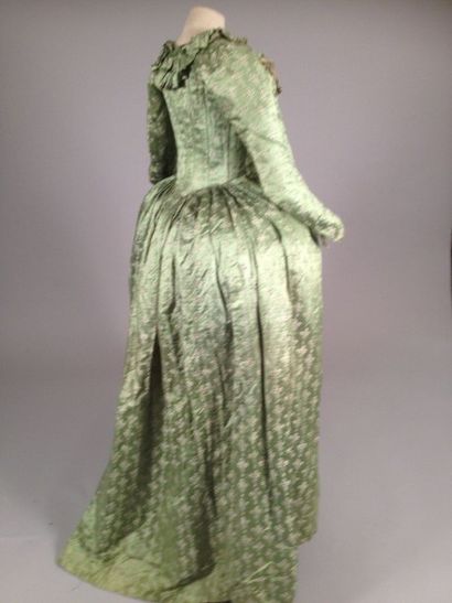 null Robe d'intérieur ou de grossesse, vers 1785-1790. Satin fa-çonné vert tendre...